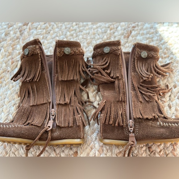 Minnetonka 3-Layer Fringe Bohemian Girls Leather Moccasin Boots Size 10 - Picture 3 of 14